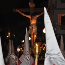 La Confraria amb el Pas del Sant Crist al fons. Processó Setmana Santa de Felanitx de 2009