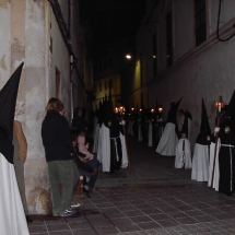 Encapironats de la Confraria durant una processó. Confraria del Sant Crist del Sepulcre