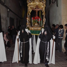 El pas és una petita talla gòtica trobada a una tomba de la Parròquia de Sant Miquel l&#039;any 1838. Confraria del Sant Crist del Sepulcre