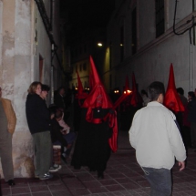 Encapironats de la Confraria durant la processó. Confraria Sant Crist de la Bona Mort