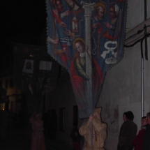 Encapironat de la Confraria porta la bandera. Confraria de Sant Miquel