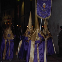 Encapironat de la Confraria porta la bandera. Confraria del Santíssim Crist de la Capella