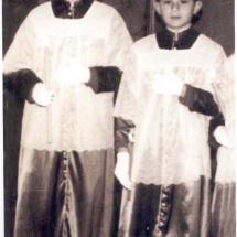 Escolans amb el vestit de la Confraria. Setmana Santa 1959. Imatges retrospectives