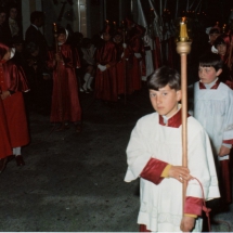 Escolans que porten tulipes a les processons de 1971. Imatges retrospectives