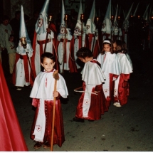 Escolans porten objectes de la Passió a les processons. 1999. Imatges retrospectives