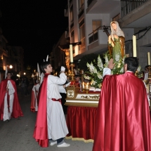 En Joan i en Miquel encenen els ciris al Pas de Santa Maria Magdalena. Processó Setmana Santa de Felanitx de 2009