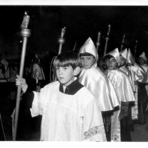 Escolans amb el vestit de la Confraria. Setmana Santa 1969. Imatges retrospectives