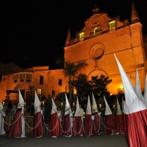 La Confraria amb l&#039;església de Sant Miquel al fons. Processó Setmana Santa de Felanitx de 2010