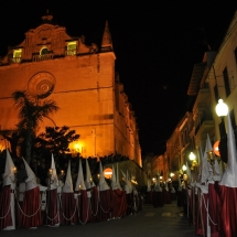 La Confraria amb l&#039;església de Sant Miquel al fons. Processó Setmana Santa de Felanitx de 2010