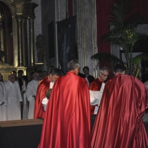 Confrares pugen el Crist al sepulcre. Enterrament 2011