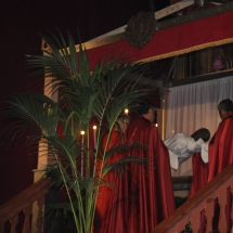 Confrares pugen el Crist al sepulcre. Enterrament 2011
