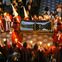 Confrares porten el Crist a la processó de l'Enterrament. Enterrament 2014