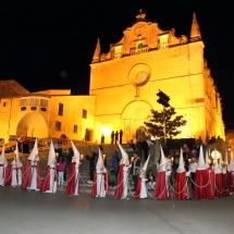 La Confraria amb l&#039;Església de Sant Miquel al fons. Processó Setmana Santa de Felanitx de 2014