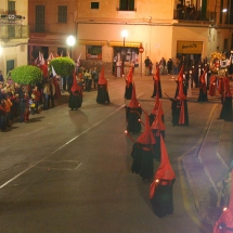 Encapironats de la Confraria durant la processó. Confraria Sant Crist de la Bona Mort