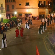 Encapironats de la Confraria durant una processó. Confraria del Sant Crist del Sepulcre