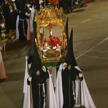 El pas és una petita talla gòtica trobada a una tomba de la Parròquia de Sant Miquel l&#039;any 1838. Confraria del Sant Crist del Sepulcre