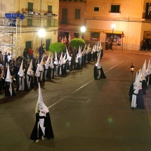 Encapironats de la Confraria durant la processó. Confraria de la Germandat Cristiana Obrera