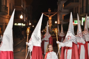 La Confraria amb el Pas del Sant Crist al fons. Processó Setmana Santa de Felanitx de 2009