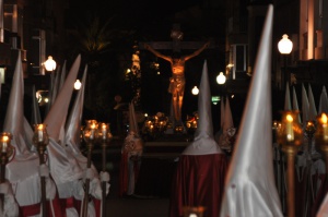 La Confraria amb el Pas del Sant Crist al fons. Processó Setmana Santa de Felanitx de 2009