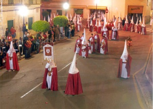 Confrares amb la vestimenta oficial a la sortida de la Processó. Processó Setmana Santa de Felanitx de 2006