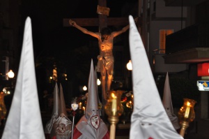 La Confraria amb el Pas del Sant Crist al fons. Processó Setmana Santa de Felanitx de 2009