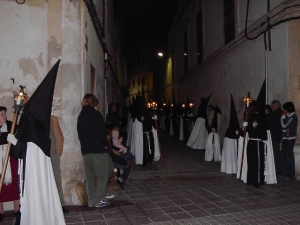 Encapironats de la Confraria durant una processó. Confraria del Sant Crist del Sepulcre