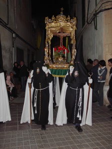 El pas és una petita talla gòtica trobada a una tomba de la Parròquia de Sant Miquel l'any 1838. Confraria del Sant Crist del Sepulcre