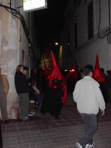 Encapironats de la Confraria durant la processó. Confraria Sant Crist de la Bona Mort