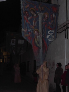 Encapironat de la Confraria porta la bandera. Confraria de Sant Miquel