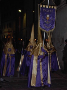 Encapironat de la Confraria porta la bandera. Confraria del Santíssim Crist de la Capella