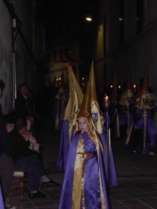 Encapironats de la Confraria durant una processó. Confraria del Santíssim Crist de la Capella