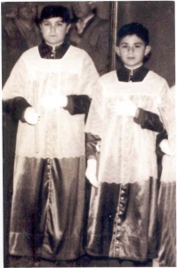 Escolans amb el vestit de la Confraria. Setmana Santa 1959. Imatges retrospectives