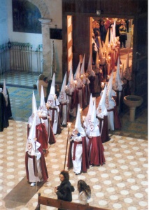 La Confraria entra al Convent de Sant Agustí. Processó Setmana Santa de Felanitx de 2006
