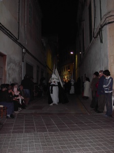 Bandera de la Confraria i al fons el pas. Confraria de la Germandat Cristiana Obrera