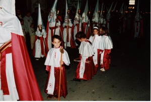 Escolans porten objectes de la Passió a les processons. 1999. Imatges retrospectives