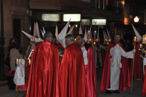 Confrares preparant-se abans de partir la Processó. Processó Setmana Santa de Felanitx de 2009