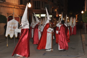 Confrares preparant-se abans de partir la Processó. Processó Setmana Santa de Felanitx de 2009