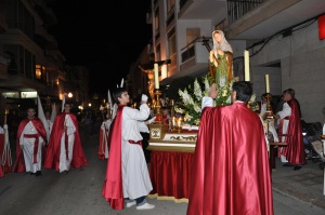 En Joan i en Miquel encenen els ciris al Pas de Santa Maria Magdalena. Processó Setmana Santa de Felanitx de 2009