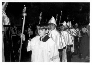 Escolans amb el vestit de la Confraria. Setmana Santa 1969. Imatges retrospectives