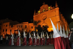 La Confraria amb l'església de Sant Miquel al fons. Processó Setmana Santa de Felanitx de 2010