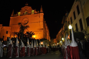 La Confraria amb l'església de Sant Miquel al fons. Processó Setmana Santa de Felanitx de 2010