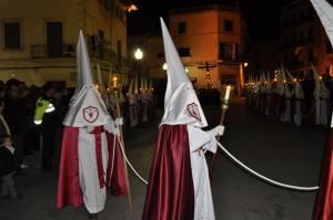 Confrares amb la vestimenta oficial de la Confraria. Processó Setmana Santa de Felanitx de 2010