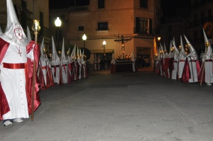 La Confraria amb el Pas del Sant Crist al fons. Processó Setmana Santa de Felanitx de 2010