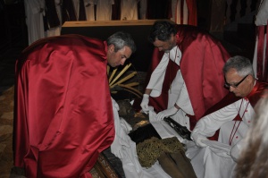 Confrares posen el mortae al Crist. Enterrament 2011