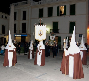 Encapçalament de la Confraria a una procesó. Confraria Mare de Déu del Carme