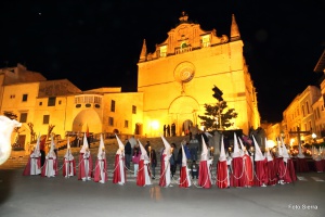 Pas de la Confraria per l'Església de Sant Miquel. Processó Setmana Santa de Felanitx de 2014