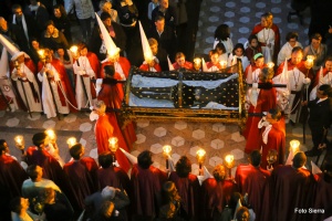 Confrares porten el Crist a la processó de l'Enterrament. Enterrament 2014