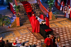 Confrares pugen el Crist al sepulcre. Enterrament 2014