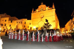 La Confraria amb l'Església de Sant Miquel al fons. Processó Setmana Santa de Felanitx de 2014