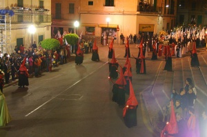 Encapironats de la Confraria durant la processó. Confraria Sant Crist de la Bona Mort